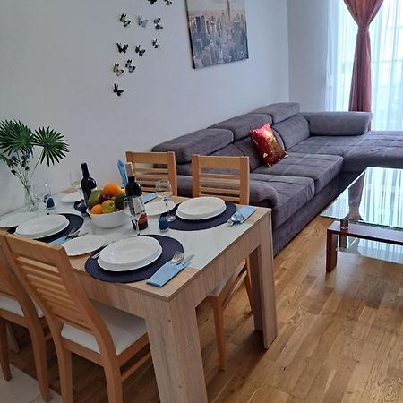 Mariposa, Apartment With Balcony, Private Parking In The Garage, Near The Biggest Shopping Center Mall Of Split Exterior foto