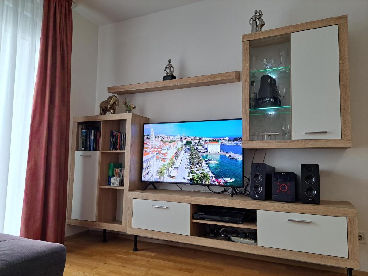 Mariposa, Apartment With Balcony, Private Parking In The Garage, Near The Biggest Shopping Center Mall Of Split Exterior foto